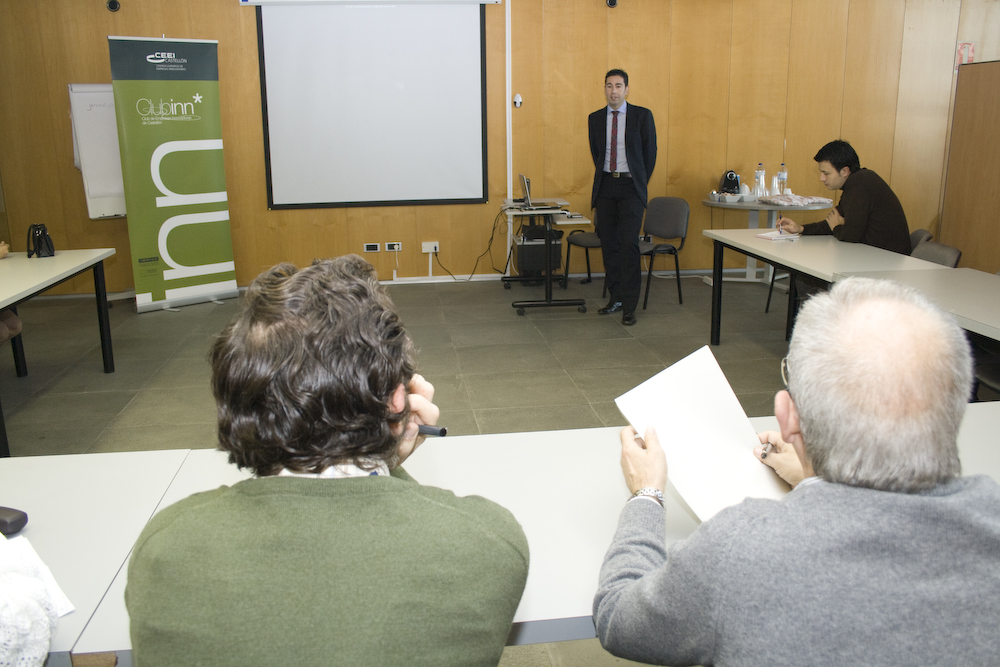 Jose Besalduch de Marcaprint Innova presentando su empresa. Ceei Castellón.