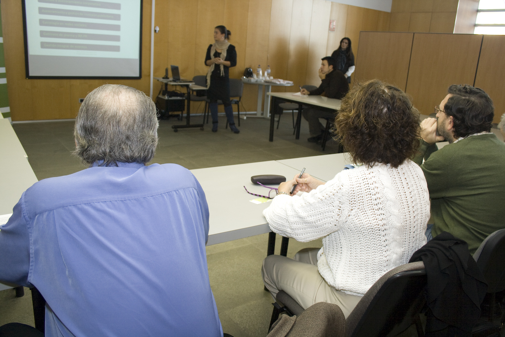 Ana Verchili de Verde Sobre Negro. Presentación de empresas CEEI Castellón.