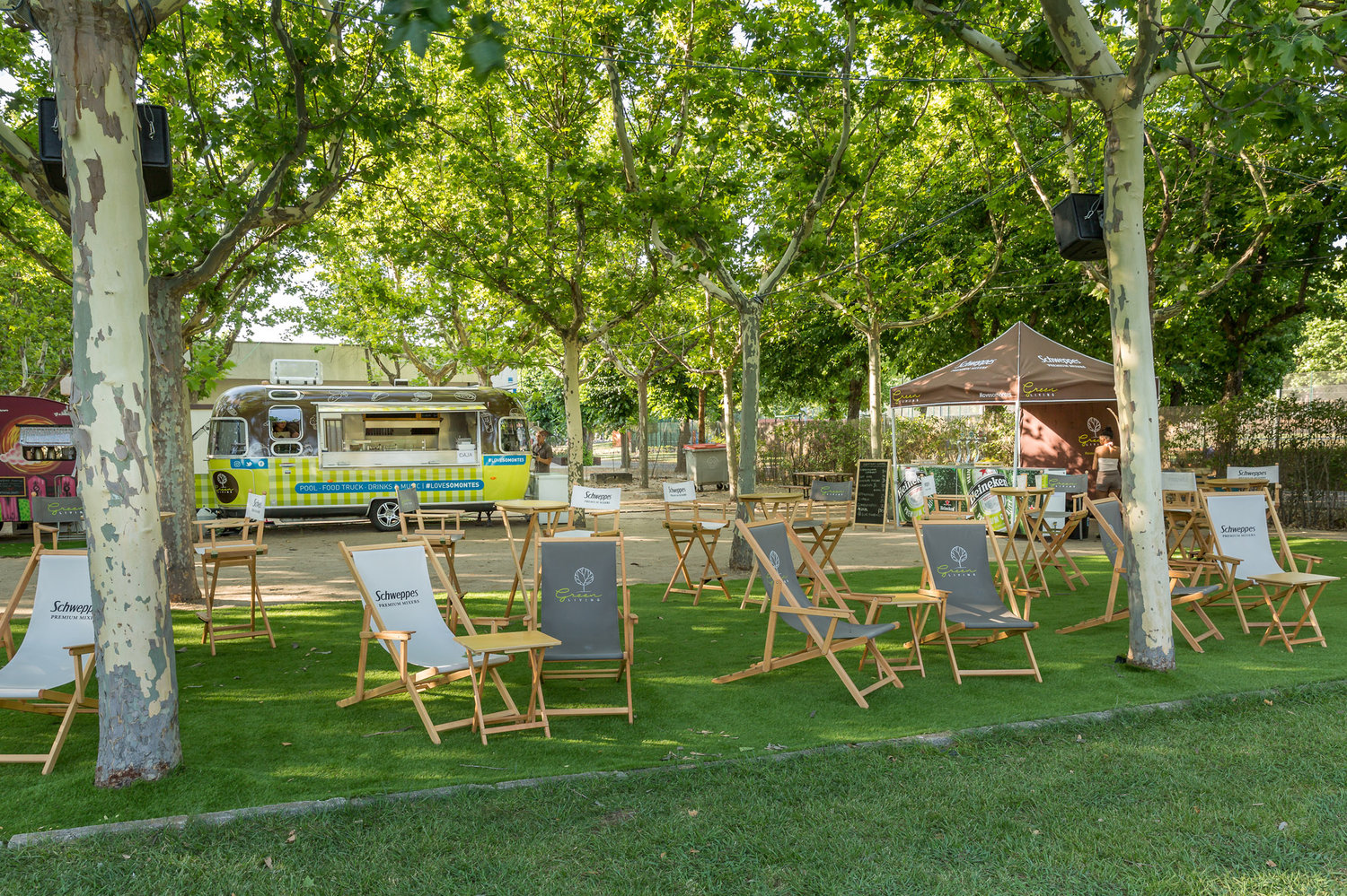 Zona chill out en la piscina del Club Deportivo Somontes